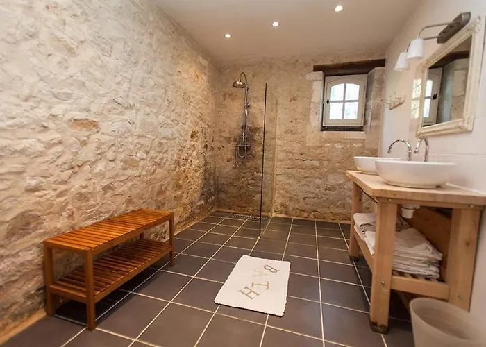 Du Chateau De Bed & Breakfast Servanches