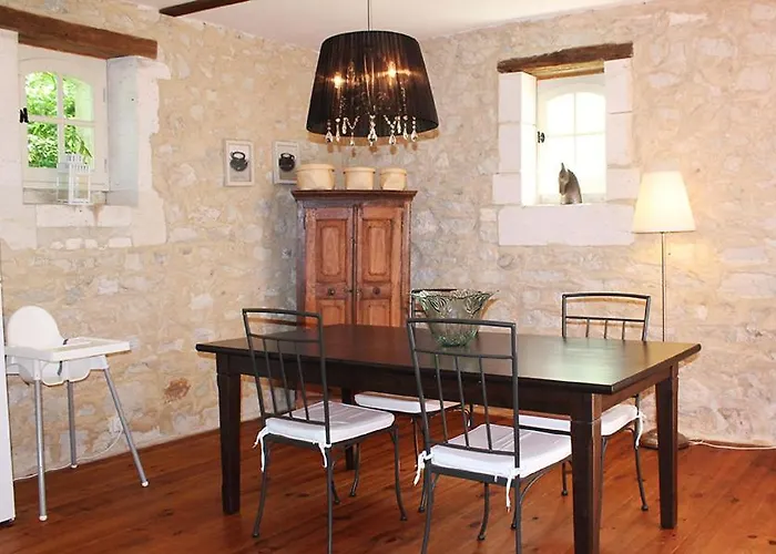 Du Chateau De Bed & Breakfast Servanches