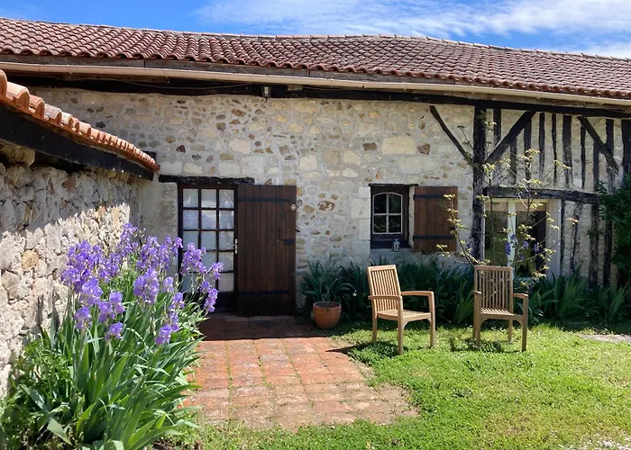 Du Chateau De Bed & Breakfast Servanches