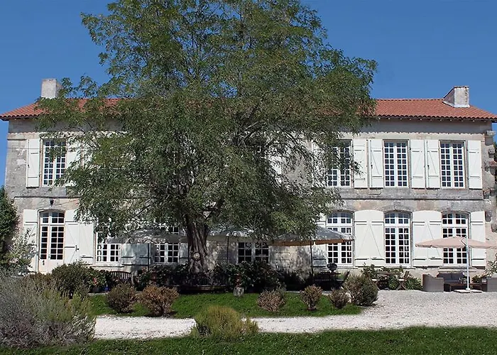 Du Chateau De Bed & Breakfast 4*