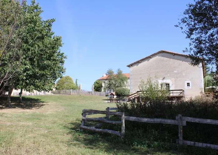 Du Chateau De Bed & Breakfast Servanches